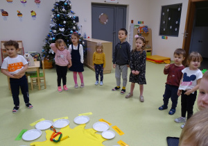Dzieci śpiewają Wiktorkowi 100 lat.